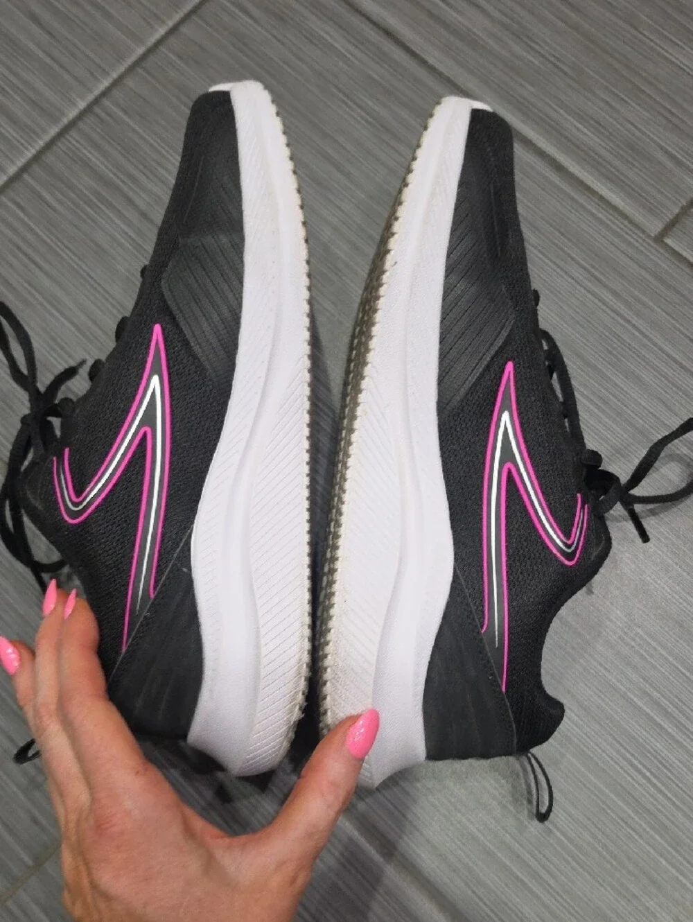 Like NEW Fila Sneakers Women's Memory Foam Black & Pink with White Sole, Size 9